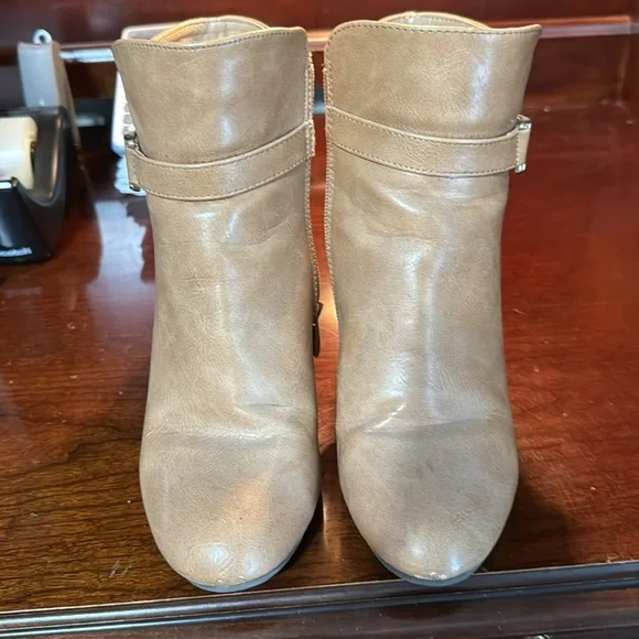 CL by Laundry tan leather wedge booties 6.5 - Picture 4 of 4